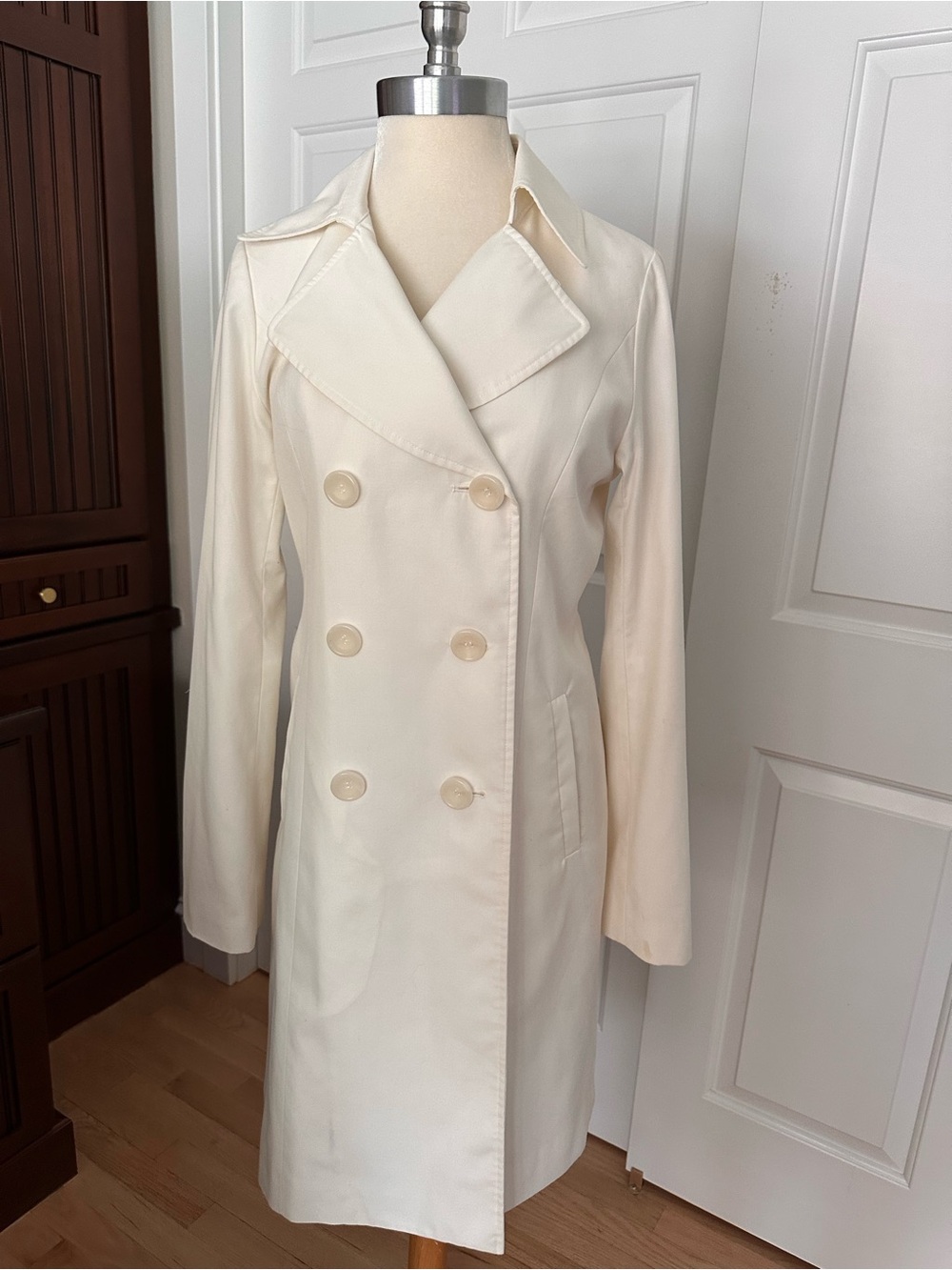 Women’s Rienda Double-Breasted Cream Trench Coat, Timeless Tailored Style, M